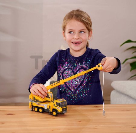 Autíčko stavebné so žeriavom Volvo Truck Crane Majorette kovové so zvukom a svetlom dĺžka 22 cm