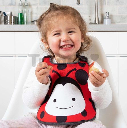 Podbradník pre deti a držiak na fľašku Lienka Baby Bib & Bottle Holder toTs-smarTrike červený od 0 mes