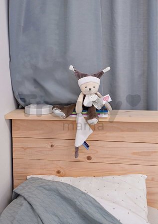 Plyšový medvedík s handričkou Plush Bear Taupe Doudou et Compagnie s QR kódom na rozprávky hnedý 35 cm od 0 mes
