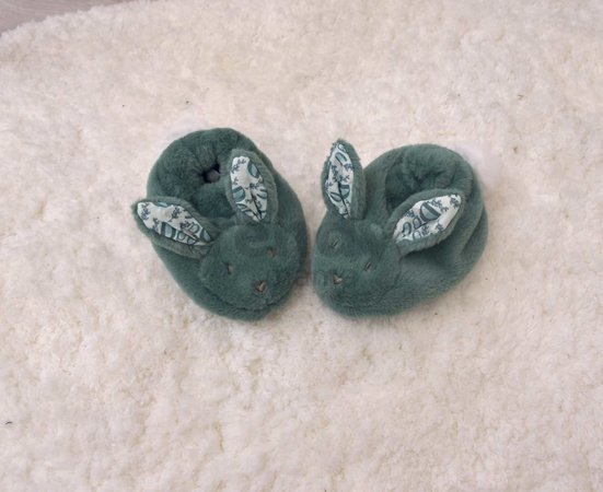 Darčeková sada pre bábätko Slipper Gift Set Sage Green Lapin Doudou et Compagnie papučky a zajačik na maznanie zelená 15 cm v darčekovom balení od 0 m