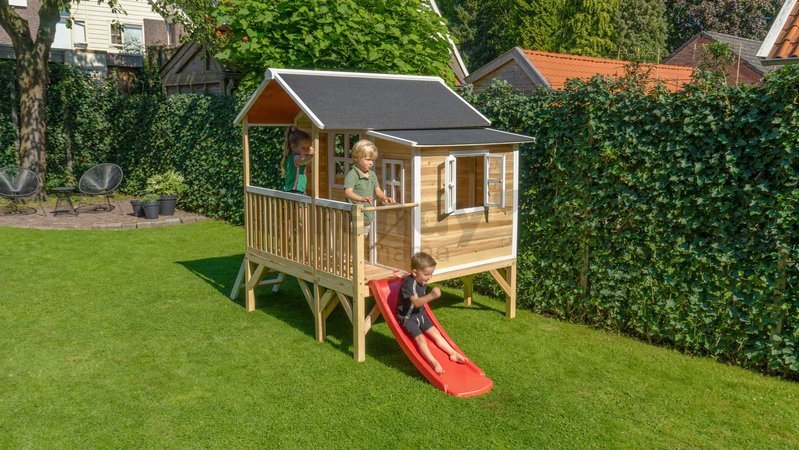 Domček cédrový na pilieroch Loft 350 Natural Exit Toys veľký s vodeodolnou strechou a šmykľavkou prírodný