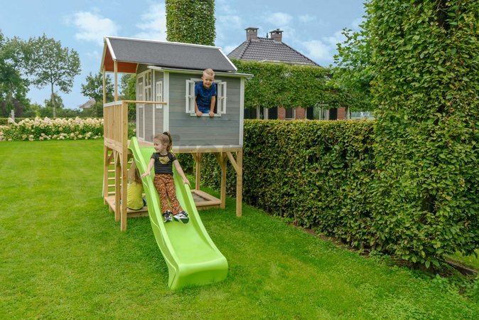 Domček cédrový na pilieroch Loft 750 Grey Exit Toys veľký s vodeodolnou strechou pieskoviskom a 2,28 m šmykľavkou sivý