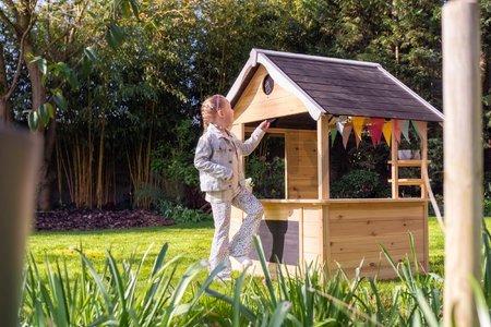 Domček cyprusový Hika Wooden Playhouse Exit Toys s tabuľou na kreslenie kriedou a koleso s 8 aktivitami od 24 mes