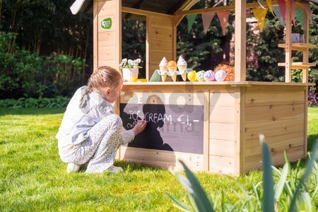 Domček cyprusový Hika Wooden Playhouse Exit Toys s tabuľou na kreslenie kriedou a koleso s 8 aktivitami od 24 mes