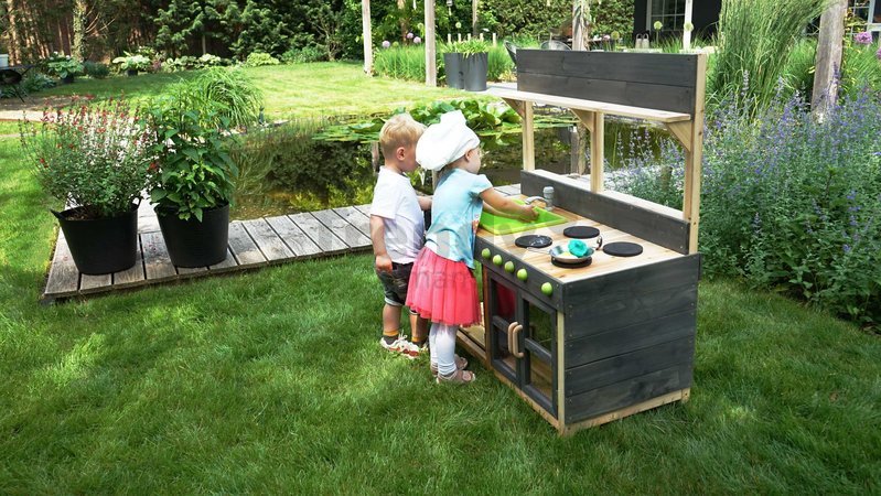 Kuchynka cédrová s tečúcou vodou Yummy 200 Outdoor Play Kitchen Exit Toys vonkajšia s rúrou na pečenie a kuchynským náradím od 24 mes