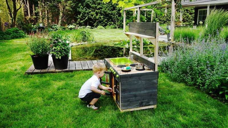Kuchynka cédrová s tečúcou vodou Yummy 200 Outdoor Play Kitchen Exit Toys vonkajšia s rúrou na pečenie a kuchynským náradím od 24 mes