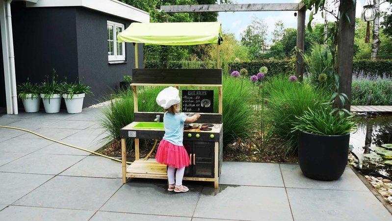 Kuchynka cédrová s tečúcou vodou Yummy 300 Outdoor Play Kitchen Exit Toys vonkajšia so strieškou rúrou na pečenie a kuchynským náradím od 24 mes