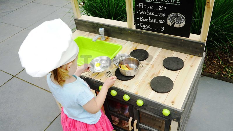 Kuchynka cédrová s tečúcou vodou Yummy 300 Outdoor Play Kitchen Exit Toys vonkajšia so strieškou rúrou na pečenie a kuchynským náradím od 24 mes