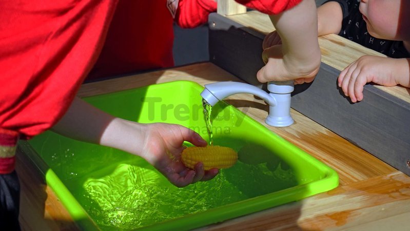 Kuchynka cédrová s tečúcou vodou Yummy 300 Outdoor Play Kitchen Exit Toys vonkajšia so strieškou rúrou na pečenie a kuchynským náradím od 24 mes