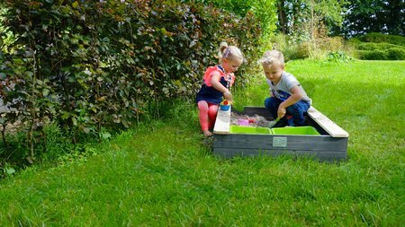 Pieskovisko cédrové s krytom Aksent wooden sandpit Exit Toys objem 45 kg s 2 nádobami s objemom 16 litrov/32 kg