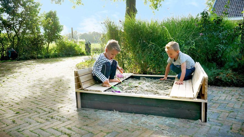 Pieskovisko s lavicami Aksent Wooden Sandpit Exit Toys cyprusové s krytom objem 440 kg 136*132 cm od 3 rokov