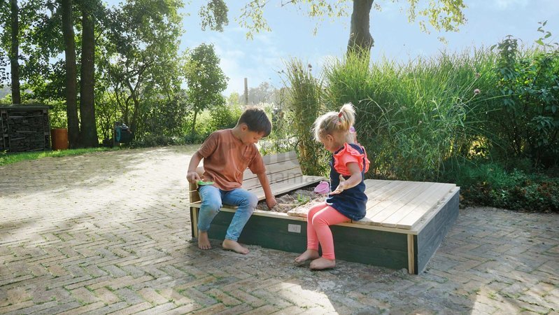 Pieskovisko s lavicami Aksent Wooden Sandpit Exit Toys cyprusové s krytom objem 440 kg 136*132 cm od 3 rokov