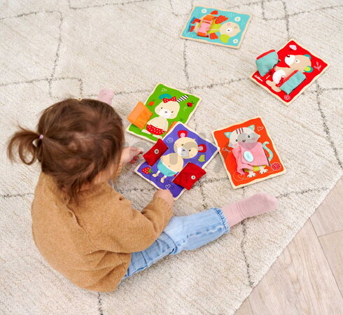 Drevená hra Obleč zvieratká Dressboard Fabric Eichhorn 5 zvieratiek s rôznymi typmi zapínania pre rozvoj jemnej motoriky