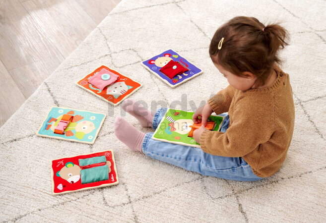 Drevená hra Obleč zvieratká Dressboard Fabric Eichhorn 5 zvieratiek s rôznymi typmi zapínania pre rozvoj jemnej motoriky