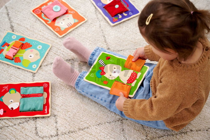 Drevená hra Obleč zvieratká Dressboard Fabric Eichhorn 5 zvieratiek s rôznymi typmi zapínania pre rozvoj jemnej motoriky