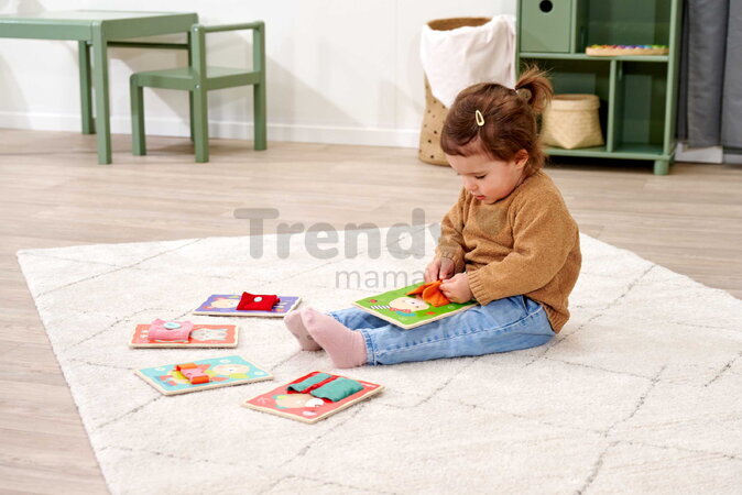 Drevená hra Obleč zvieratká Dressboard Fabric Eichhorn 5 zvieratiek s rôznymi typmi zapínania pre rozvoj jemnej motoriky