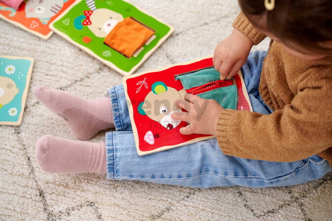 Drevená hra Obleč zvieratká Dressboard Fabric Eichhorn 5 zvieratiek s rôznymi typmi zapínania pre rozvoj jemnej motoriky