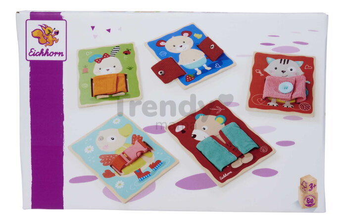 Drevená hra Obleč zvieratká Dressboard Fabric Eichhorn 5 zvieratiek s rôznymi typmi zapínania pre rozvoj jemnej motoriky