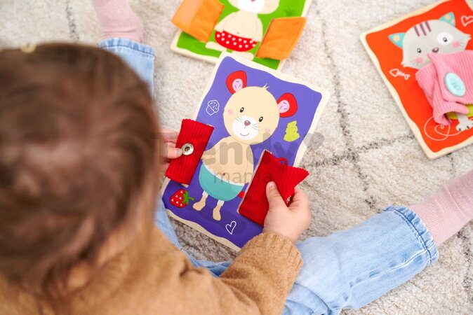 Drevená hra Obleč zvieratká Dressboard Fabric Eichhorn 5 zvieratiek s rôznymi typmi zapínania pre rozvoj jemnej motoriky