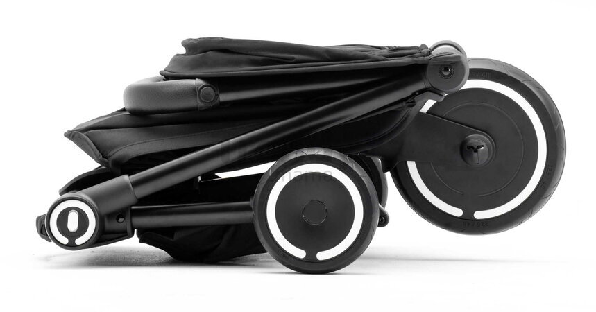 Trojkolka a kočík cestovná Traveler Black 4v1 smarTrike so 160° polohovateľným sedadlom a slnečnou clonou rozšíriteľná od 6 mes