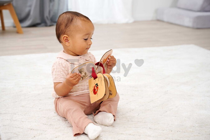 Drevená obrázková knižka so zvieratkami Montessori Picture Book Eichhorn 12 strán s krúžkom na zavesenie od 12 mes