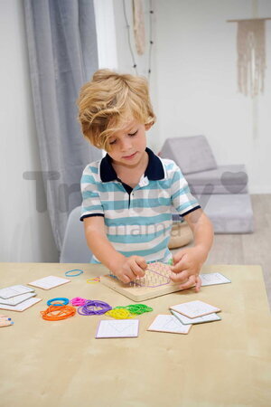 Drevená geometrická doska s klinčekmi Montessori Geo Board Eichhorn s 30 farebnými gumičkami a 24 kariet s úlohami od 4 rokov