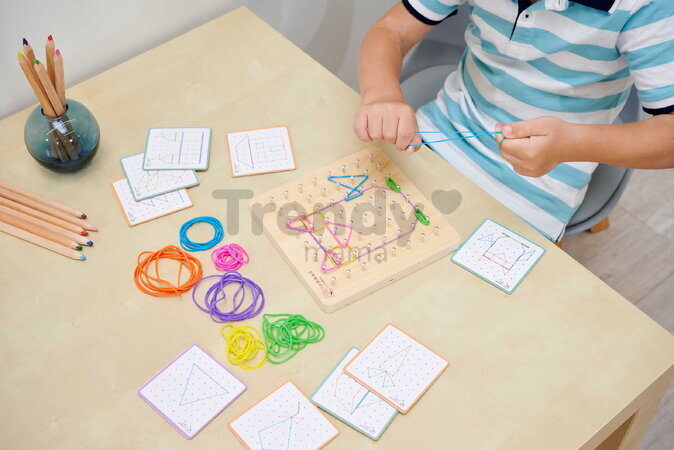Drevená geometrická doska s klinčekmi Montessori Geo Board Eichhorn s 30 farebnými gumičkami a 24 kariet s úlohami od 4 rokov