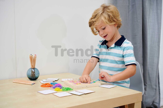 Drevená geometrická doska s klinčekmi Montessori Geo Board Eichhorn s 30 farebnými gumičkami a 24 kariet s úlohami od 4 rokov