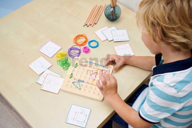 Drevená geometrická doska s klinčekmi Montessori Geo Board Eichhorn s 30 farebnými gumičkami a 24 kariet s úlohami od 4 rokov