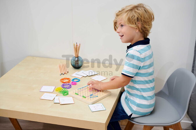Drevená geometrická doska s klinčekmi Montessori Geo Board Eichhorn s 30 farebnými gumičkami a 24 kariet s úlohami od 4 rokov