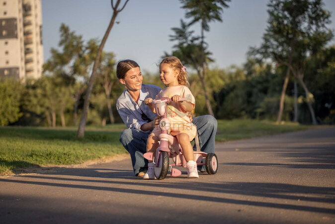 Trojkolka s vodiacou tyčou Breeze S Peach TouchSteering smarTrike s voľnobehom s košíkom na fľašku od 15 mes