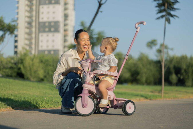 Trojkolka s vodiacou tyčou Breeze S Peach TouchSteering smarTrike s voľnobehom s košíkom na fľašku od 15 mes