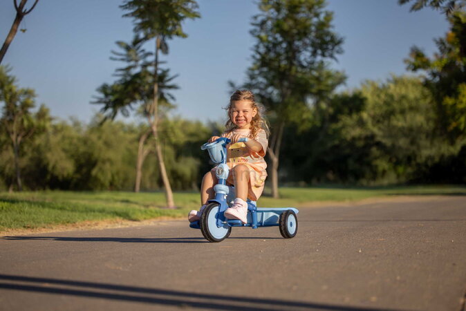 Trojkolka s vodiacou tyčou Breeze S Ocean Blue TouchSteering smarTrike s voľnobehom s košíkom na fľašku od 15 mes
