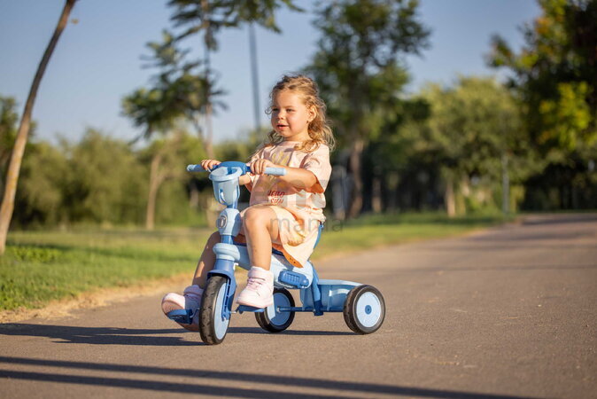 Trojkolka s vodiacou tyčou Breeze S Ocean Blue TouchSteering smarTrike s voľnobehom s košíkom na fľašku od 15 mes