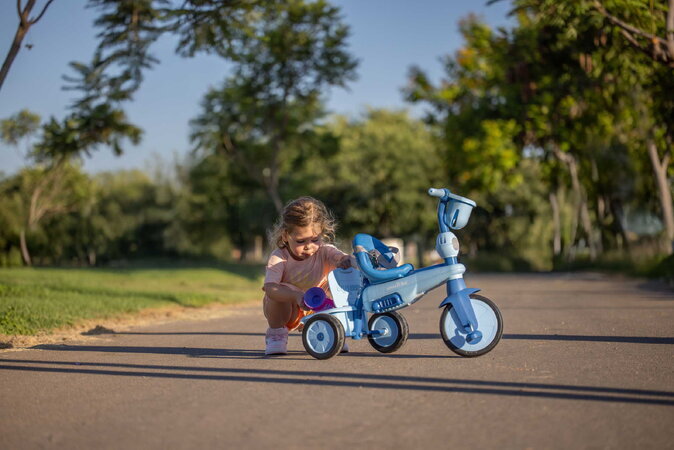 Trojkolka s vodiacou tyčou Breeze S Ocean Blue TouchSteering smarTrike s voľnobehom s košíkom na fľašku od 15 mes