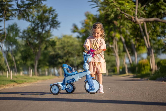 Trojkolka s vodiacou tyčou Breeze S Ocean Blue TouchSteering smarTrike s voľnobehom s košíkom na fľašku od 15 mes