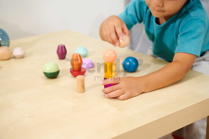 Drevené stohovateľné kocky Montessori Staple Beads Eichhorn 16 farebných dielikov