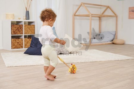 Drevené autíčko včielka Push Bee with Stick Eichhorn s vodiacou rúčkou dĺžka 50 cm od 12 mes
