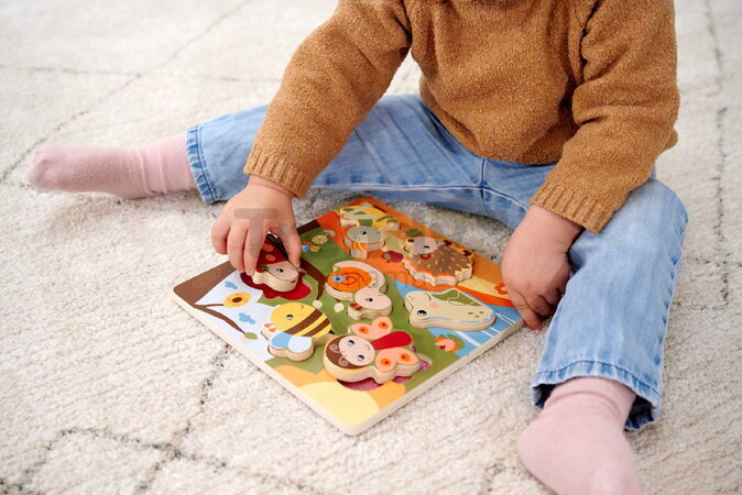 Drevené puzzle s textilnou štruktúrou Zvieratká Feel Puzzle with Fabric Eichhorn 7 vkladacích kociek so zvieratkami od 12 mes
