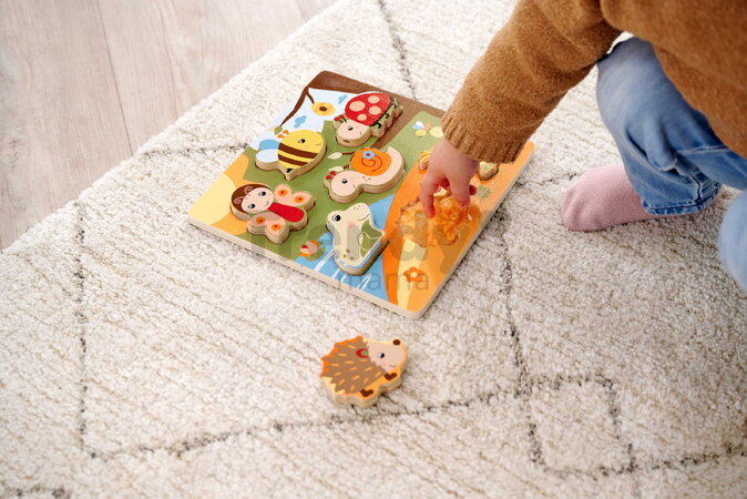 Drevené puzzle s textilnou štruktúrou Zvieratká Feel Puzzle with Fabric Eichhorn 7 vkladacích kociek so zvieratkami od 12 mes