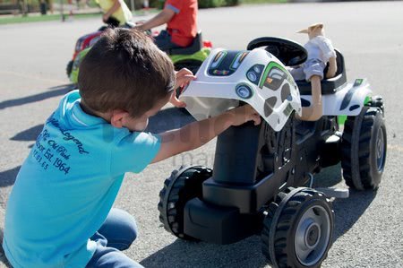 Traktor šliapací Farmer XL Kravička Smoby s prívesom bielo-čierny