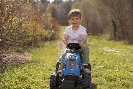 Traktor na šľapanie a príves Farmer XL Blue Tractor+Trailer Smoby modrý s polohovateľným sedadlom a so zvukom 142 cm