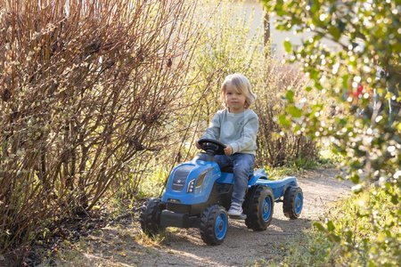 Traktor na šľapanie a príves Farmer XL Blue Tractor+Trailer Smoby modrý s polohovateľným sedadlom a so zvukom 142 cm