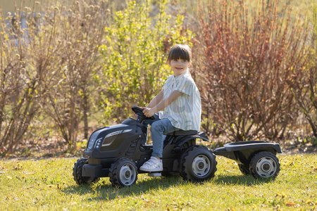 Traktor na šľapanie a príves Farmer XL Black Tractor+Trailer Smoby čierny s polohovateľným sedadlom a so zvukom 142 cm