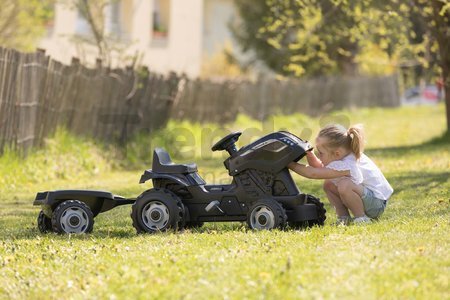 Traktor na šľapanie a príves Farmer XL Black Tractor+Trailer Smoby čierny s polohovateľným sedadlom a so zvukom 142 cm