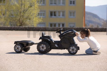 Traktor na šľapanie a príves Farmer XL Black Tractor+Trailer Smoby čierny s polohovateľným sedadlom a so zvukom 142 cm