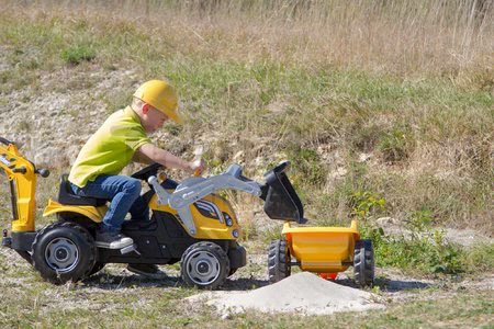 Traktor s bagrom a nakladačom Builder Max Smoby s vlekom na šliapanie