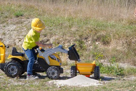 Traktor s bagrom a nakladačom Builder Max Smoby s vlekom na šliapanie