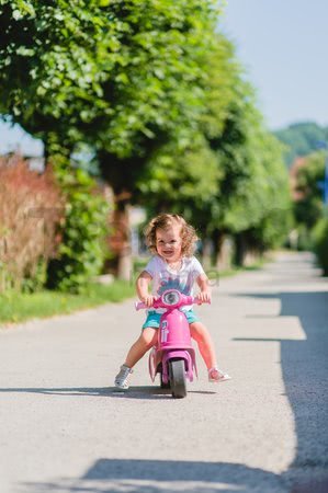 Odrážadlo motorka s reflektorom Scooter Red Smoby s gumenými kolesami červené od 18 mes