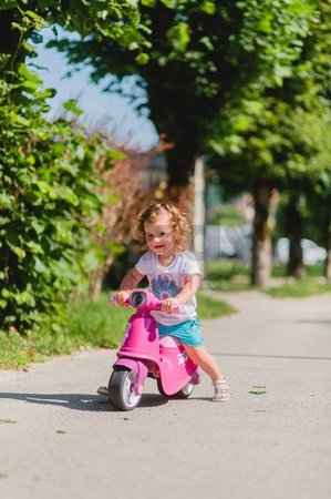 Odrážadlo motorka s reflektorom Scooter Pink Smoby s gumenými kolesami ružové od 18 mes